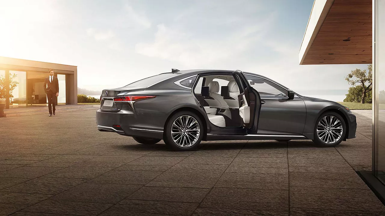 2018-lexus-ls-gallery-lifestyle-001-1920x1080tcm-3154-1191235